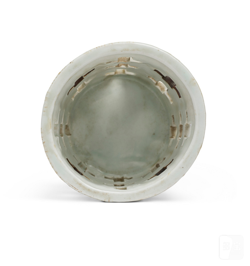 AN IRON-DECORATED WHITE-GLAZED OPENWORK BRUSH POT  KOREA, JOSEON DYNASTY, 19TH CENTURY - 图3